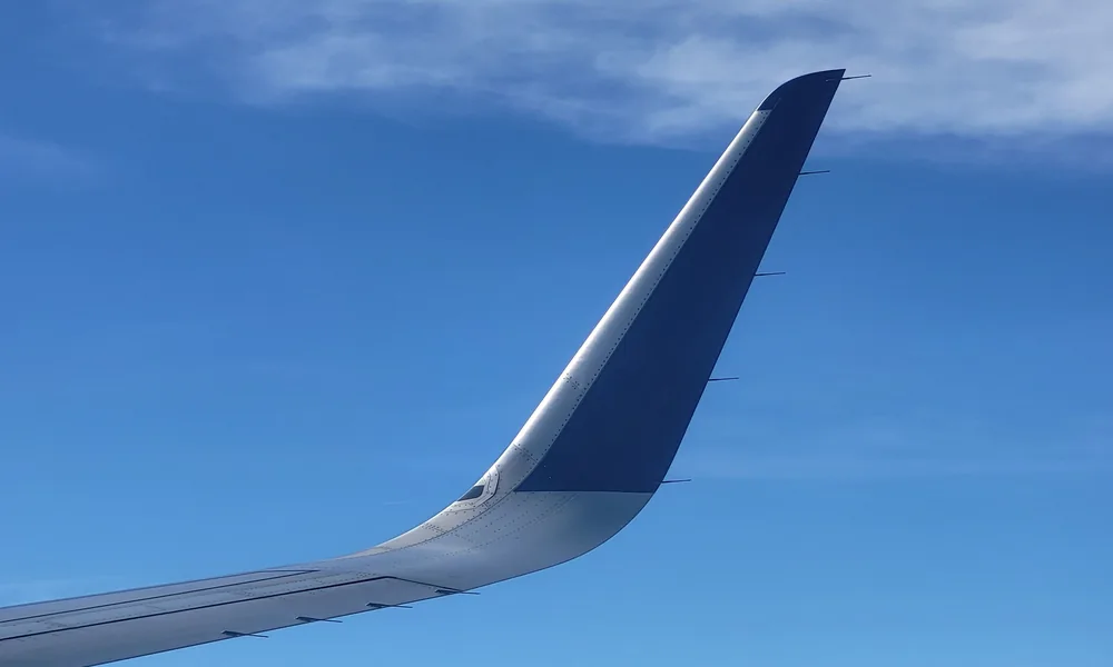 Airplane wing and sky used for the bet22 Aviator-style game guide
