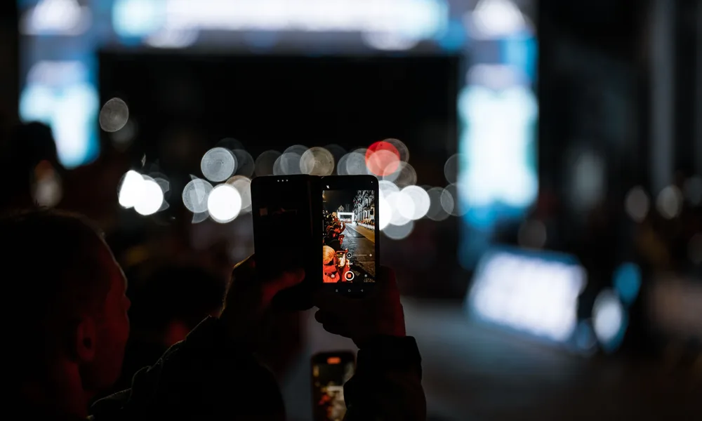 Person using a smartphone at night for the bet22 brand overview