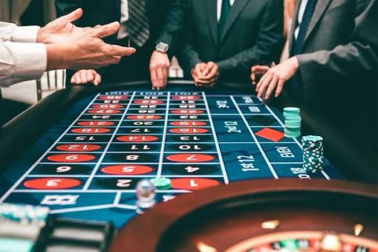 bet22 live casino visual with roulette cards and premium dark table